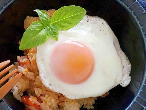 朝食に♪バター醤油風味のトマトバジルごはん